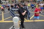 Uzbrojony policjant pilnujący biegaczy w Manchesterze.