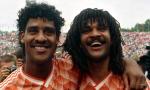 Ruud Gullit (z prawej) i Frank Rijkaard – dwaj rastafarianie z Amsterdamu. Razem prowadzili Holandię do mistrzostwa Europy (1988), razem zdobyli z Milanem dwukrotnie z rzędu Puchar Mistrzów (1989, 1990) 