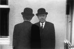 René Magritte sfotografowany przez Duane’a Michalsa – „Coming and Going” („Przychodząc i odchodząc”), 1965