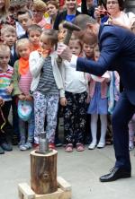 Dzień Dziecka u Andrzeja Dudy. Prezydent osobiście zabawiał najmłodszych, m.in. wybijając monetę. W Pałacu Prezydenckim zorganizowano grę terenową, a w pałacowych ogrodach odbył się piknik.
