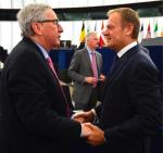 Porażka w głosowaniu nad przedłużeniem kadencji Donalda Tuska na stanowisku szefa Rady Europejskiej  pokazała ograniczoną zdolność koalicyjną naszego kraju. Na zdjęciu: polski polityk z szefem Komisji Europejskiej  Jean-Claudem Junckerem.