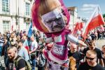 KOD stracił twarz, jaką Mateusz Kijowski stał się także dla przeciwników tej organizacji. Na zdjęciu manifestacja poparcia dla rządu zorganizowana tuż przed antyrządową demonstracją Komitetu.  Warszawa, 7 maja 2016 r.