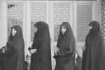 W majowych wyborach prezydenckich zwyciężył Hassan Rouhani, dotychczasowy prezydent Iranu. Na zdjęciu kobiety głosujące w Qom na południe od Teheranu.