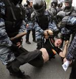 Moskiewska policja rozdzieliła demonstrantów na kilka grup i rozpoczęła aresztowania 