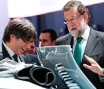 Premier Hiszpanii Mariano Rajoy i szef autonomicznego rządu w Barcelonie Carles Puigdemont (z lewej) od miesięcy nie chcą podjąć rokowań w sprawie rozwiązania konfliktu w Katalonii.