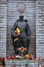 Pomnik tzw. Brązowego Żołnierza w Tallinie. Decyzja o jego usunięciu z centrum miasta miała być przyczyną zmasowanego cyberataku na strony estońskiego parlamentu, banków i mediów.