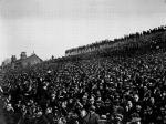 White Hart Lane podczas meczu Tottenhamu z Cardiff w roku 1922. Na trybunach znalazło się wtedy 50 tysięcy kibiców, zajmujących każdy kawałek stadionu, na którym można było usiąść lub stanąć.