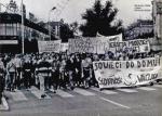 Jedna z manifestacji SW w drugiej połowie 1989 r. w Szczecinie. Na fotografii SB zaznaczyła niektóre osoby, na odwrocie odbitki są adnotacje: „1) Krzysiek 2) Janusz St. 3) Ze stocznii TZR (pisownia oryginalna – red.) 4) Eugeniusz Gierczak 5) Maciek z FMW”.