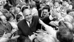 Helmut Kohl w trakcie pierwszej po zjednoczeniu Niemiec kampanii wyborczej otoczony przez swoich wschodnioniemieckich zwolenników. Wrzesień 1990 r.