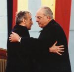 12 listopada 1989 r. w trakcie polsko-niemieckiej mszy przebaczenia Tadeusz Mazowiecki i Helmut Kohl w symbolicznym geście.
