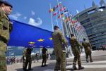 Żołnierze Eurokorpusu wprowadzają flagę UE do Parlamentu Europejskiego na inauguracyjne posiedzenie w 2014 roku.