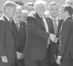 Paryż – wraz z Berlinem – dąży m.in. do zmniejszenia zależności militarnej od NATO i USA. Jak odnajdzie się w tym Polska? Na zdjęciu Donald Trump ściska dłoń Emmanuela Macrona. W tle Andrzej Duda (szczyt paktu północnoatlantyckiego w Brukseli, 25 maja).