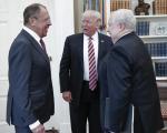 Kto się będzie śmiał ostatni? Rosyjscy dyplomaci w Białym Domu u prezydenta Donalda Trumpa, 10 maja 2017 r.  Siergiej Ławrow, minister spraw zagranicznych Rosji (z lewej) i Siergiej Kisljak, ambasador w USA 