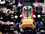Helmut Kohl został w sobotę pochowany na cmentarzu w Spirze. Na zdjęciu żołnierze w miejscowej katedrze niosą trumnę z ciałem byłego kanclerza. – To, że Europa Wschodnia i Zachodnia są połączone, że mamy wspólny rynek, że istnieje UE w obecnym kształcie, to związane jest  z nazwiskiem Kohla – mówiła wcześniej podczas głównych uroczystości pogrzebowych  w Strasburgu obecna kanclerz Niemiec Angela Merkel