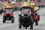 Białoruś świętuje niepodległość. W poniedziałek w Mińsku odbyła się defilada wojskowa, przy okazji której największe zakłady przemysłowe zaprezentowały swoje produkty. Najwięcej emocji budził „taniec” produkowanych na Białorusi traktorów. 3 lipca uznawany jest oficjalnie za datę wyzwolenia spod okupacji niemieckiej w 1944 r. 