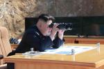 Czujne oko wodza. Kim Dzong Un obserwuje test międzykontynentalnego pocisku balistycznego,  jaki północnokoreańskie wojsko przeprowadziło 4 lipca. „Po 39 minutach lotu pocisk precyzyjnie trafił  w cel” – doniosła reżimowa telewizja. 
