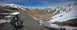 Strome podjazdy, serpentyny i ośnieżone przełęcze na 4000 m n.p.m. Droga prowadząca przez Pamir w kierunku granicy kirgijsko-chińskiej.
