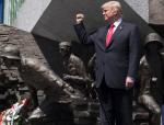 Prezydent USA przy pomniku Powstania Warszawskiego na placu Krasińskich w Warszawie. Z tyłu gmach Sądu Najwyższego.