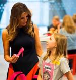 Melania Trump, w czasie wizyty w Centrum Nauki Kopernik zainteresowała się butami wykonanymi na drukarce 3D.