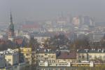 W większości polskich województw przyczyną smogu jest emisja pyłów  i szkodliwych gazów pochodząca  z domów jednorodzinnych.