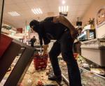 Bojówkarze okradają supermarket 