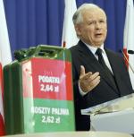 Prezes PiS Jarosław Kaczyński w 2011 r. żądał obniżenia akcyzy na benzynę