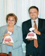 Wiesław Kaczmarek, minister skarbu, i Małgorzata Ostrowska, sekretarz stanu, informują  o powołaniu Krajowej Spółki Cukrowej – Polski Cukier SA. 26 sierpnia 2002 r. 