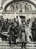 W ciągu kilku lat w ręce bolszewików wpadło niemal całe bogactwo dawnej Rosji. Na zdjęciu: żołnierze Armii Czerwonej podczas plądrowania klasztoru Simonowa w Moskwie w 1923 r.