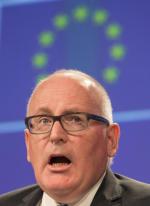 Frans Timmermans, wiceszef KE, mówi, że Komisja jest bliska uruchomienia artykułu 7 traktatu o UE, który zawieszałby głos Polski na forum Wspólnoty.