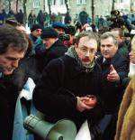2001 rok – 20. rocznica wprowadzenia stanu wojennego. Adam Słomka pikietował wówczas przed pomnikiem ofiar w kopalni Wujek.  Prezydent Aleksander Kwaśniewski zaprosił go do wspólnego uczczenia pamięci poległych.