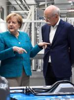 Kanclerz Merkel spotyka się często z szefami koncernów samochodowych, na zdjęciu z prezesem Daimlera Dieterem Zetsche 