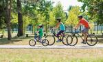 Rower miejski może być wykorzystywany przez całe rodziny. Wypożyczyć można często pojazdy dziecięce czy tandemy.
