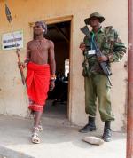 Przedstawiciel ludu Samburu, jednego z mniej licznych  w Kenii, po głosowaniu w strzeżonym przez wojsko punkcie wyborczym. Obawiano się zamieszek.