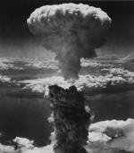 Grzyb atomowy po wybuchu bomby zrzuconej przez Amerykanów nad Nagasaki 9 sierpnia 1945 r.