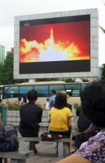 Mieszkańcy Pjongjangu podziwiają moc swego kraju 