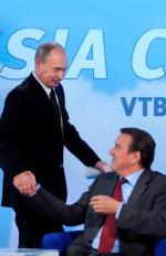 Byłego kanclerza Schrödera łączy z prezydentem Putinem osobista przyjaźń. Zdjęcie z 2009 roku  