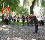 Sekretarz wydziału politycznego niemieckiej ambasady w Polsce Lars Geismann przed pomnikiem Bohaterów Getta na placu im. Mordechaja Tenenbauma w Białymstoku. W środę obchodzono 74. rocznicę wybuchu powstania w białostockim getcie 