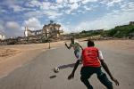 Chwila beztroski w piekle. Mecz piłki nożnej w zrujnowanej wojną stolicy Somalii Mogadiszu.