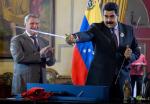 Prezydent Nicolas Maduro z rapierem podarowanym przez szefa Rosnieftu Igora Sieczina (z lewej).
