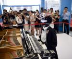 Sztuczna inteligencja przy klawiaturze. Robot o imieniu Teutronico gra na fortepianie podczas trzeciej edycji targów nowych technologii World Robot Conference 2017 w Pekinie 