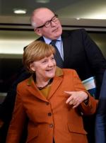 Angela Merkel (na zdjęciu z Fransem Timmermansem) co najmniej dwa razy namawiała, by łagodzić spór z Polską. Teraz jest zdania, że nie da się go już ukryć.