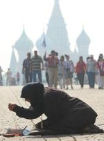 Żebraczka na placu Czerwonym w Moskwie. Rosjanie najbardziej boją się biedy i bezrobocia.