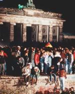 Niemiecki punkt widzenia dominuje też w opowieści o obalaniu komunizmu w Europie. Doceniono tylko upadek muru berlińskiego 