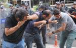 Ankara we łzach. Protestujący przeciwko budowie nowej ambasady USA w stolicy Turcji chwilę po rozpyleniu gazu łzawiącego 