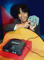 Projektant gier wideo Shigeru Miyamoto z Japonii prezentuje nową flagową grę Nintendo 64, Super Mario 64. 1996 rok, targi elektroniki w Los Angeles. Wtedy nie było już wątpliwości, że tę wojnę wygrało Nintendo