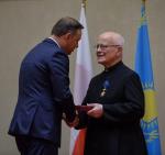 Andrzej Duda odznaczył księdza Stanisawa M. Hoinkę  za zasługi dla społeczności polskiej w Kazachstanie 