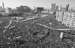 Pojawienie się mediów społecznościowych przyspieszyło w istotny sposób demokratyczne przemiany w wielu krajach, tak różnych jak Ukraina, Mjanma czy Egipt. Na zdjęciu Plac Tahrir w Kairze, tydzień po obaleniu Hosniego Mubaraka. Luty 2011 r.