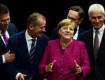 Angela Merkel wśród menedżerów Volkswagena (dyrektora generalnego Matthiasa Muellera – z prawej, i członka zarządu Herberta Diessa – z lewej).