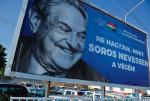 Kampania przeciw organizacjom pozarządowym była dla Węgrów zbyt abstrakcyjna. Do czasu, gdy rząd Orbána nadał jej twarz George'a Sorosa (na zdjęciu jeden z rozwieszonych latem plakatów z hasłem „Nie pozwól, by Soros śmiał się ostatni”, Szekesfehervar, lipiec 2017).