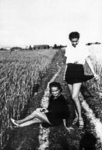 Wkrótce zacznie się wojna, konspiracja... Grażyna (w czarnej sukience) ze starszą siostrą Polą, lato 1939 r.